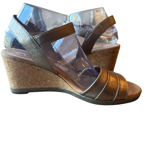 Clarks Wedge Sandals Sz 9 Pewter Gold Metallic Leather Comfort Buckle Strap Cork - Picture 2 of 7